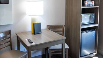 Quarto, 2 camas Queen, para não fumantes | Escrivaninha, espaço de trabalho para notebook