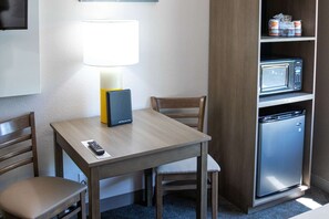 Kamar, 2 Tempat Tidur Queen, Bebas Asap Rokok | Meja kerja, ruang kerja ramah laptop, dan setrika/meja setrika