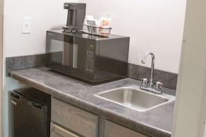 Suite, Non Smoking (3 Queen Beds) | Desk, laptop workspace, iron/ironing board, free cribs/infant beds