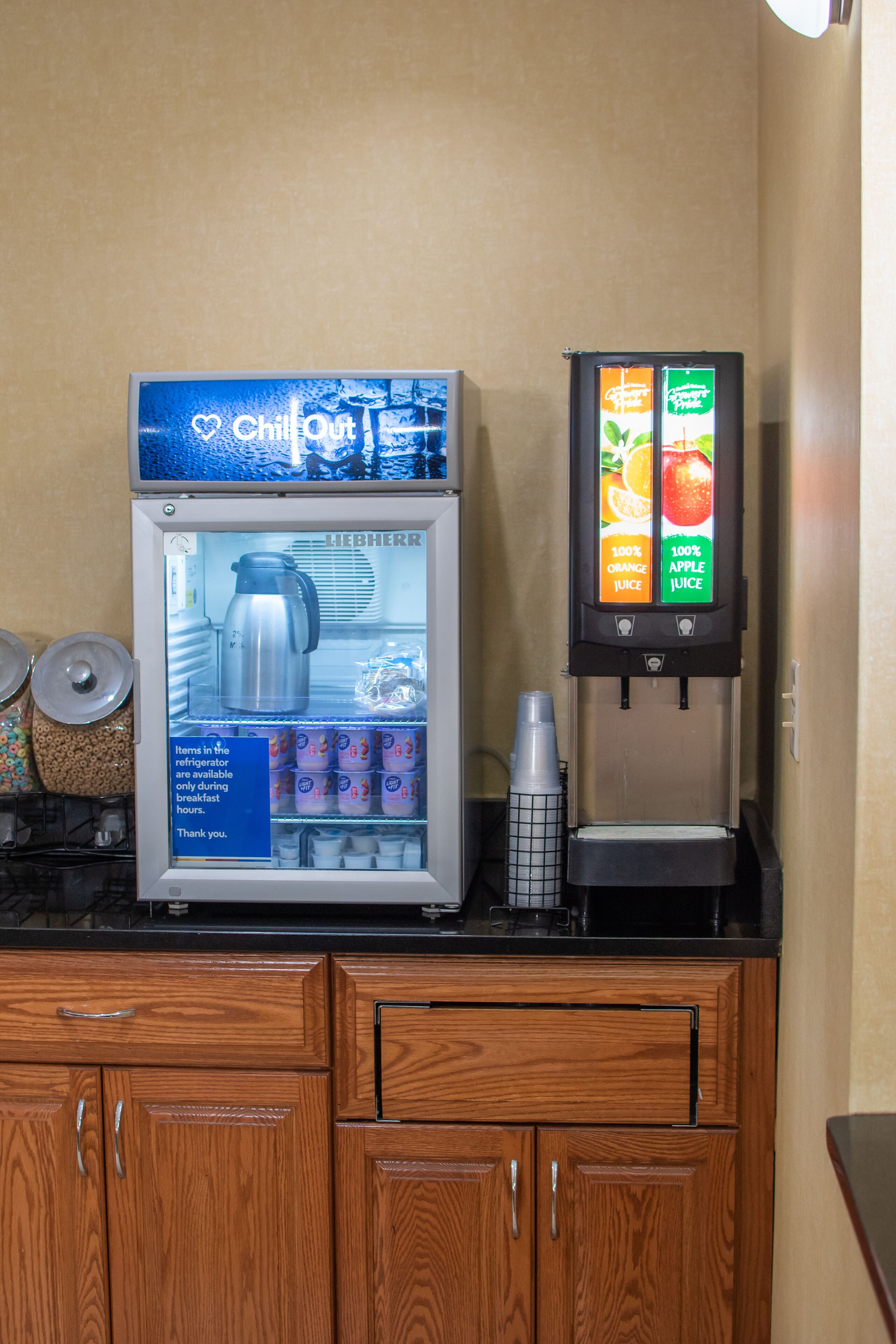 Una máquina de café con pantalla digital y un dispensador de bebidas con un menú.