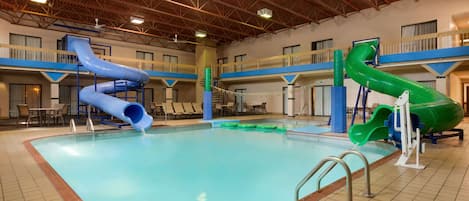 Alberca techada, acceso de 08:00 a 23:00, y camastros