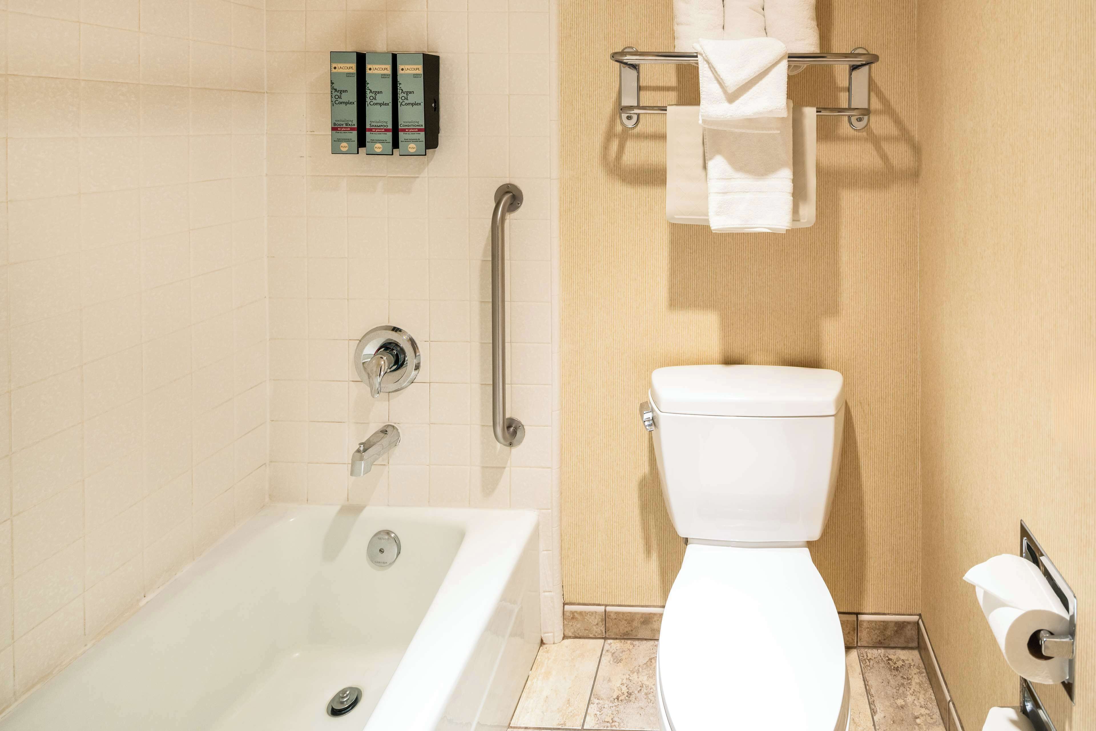 standard room, 1 king bed, non smoking, refrigerator & microwave (pet friendly) | bathroom | combined shower/bathtub, designer toiletries, hair dryer, towels