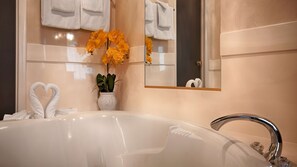 Suite, 1 très grand lit, non-fumeur, réfrigérateur et four à micro-ondes (Walk-in Shower) | Salle de bain | Ensemble baignoire-douche, articles de toilette griffés