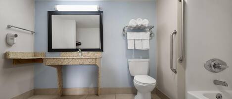 Ein modernes Badezimmer mit Waschbecken, Toilette und Dusche.