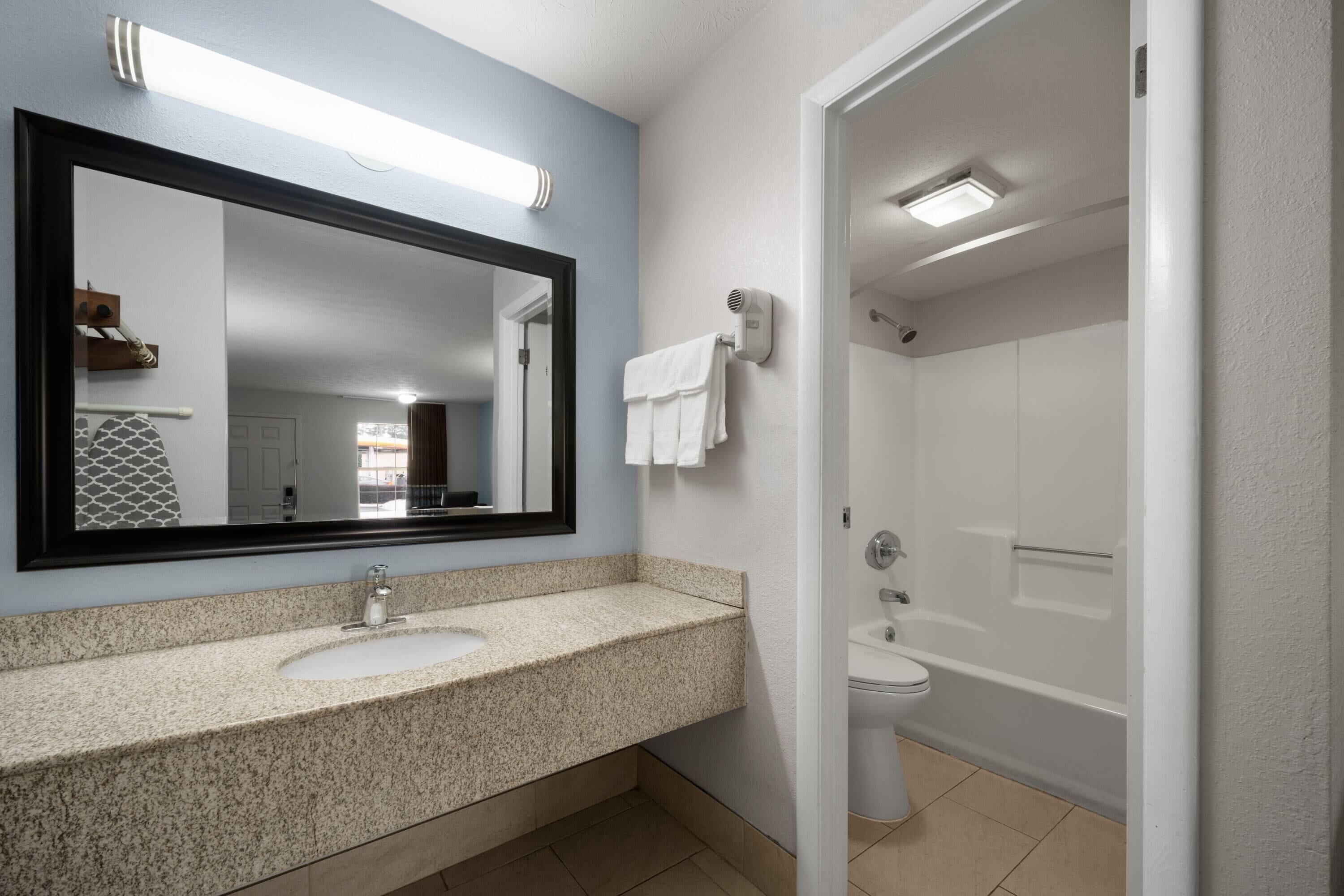 Combined shower/bathtub, free toiletries, towels