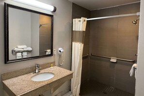 Habitación estándar, 1 cama King size, con acceso para personas discapacitadas | Escritorio, cortinas blackout y tabla de planchar con plancha 