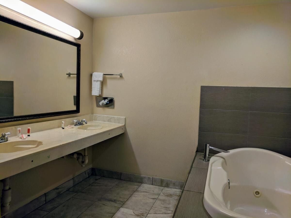 Studio Suite, 1 King Bed, Non Smoking | Bathroom