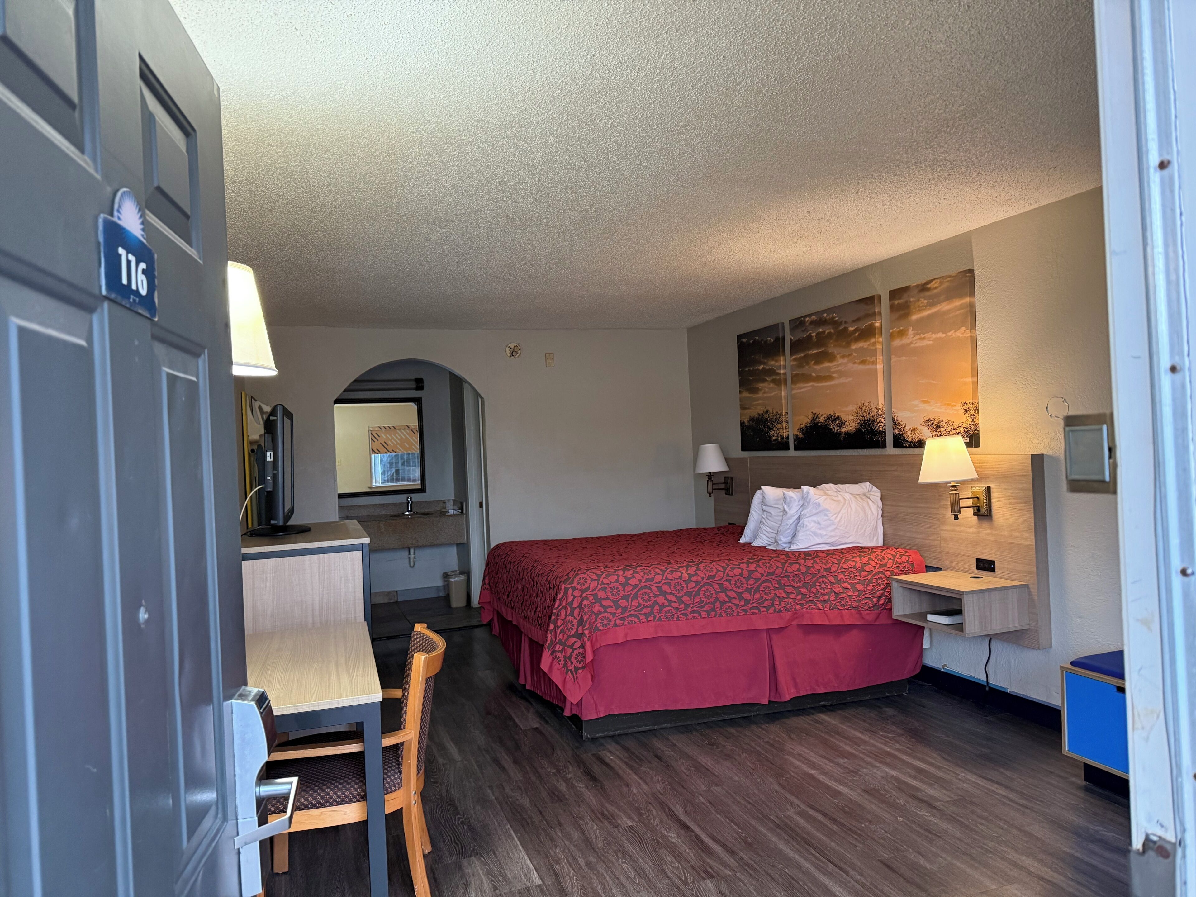 Standard Room, 1 King Bed, Smoking | Desk, blackout drapes, iron/ironing board, free cribs/infant beds