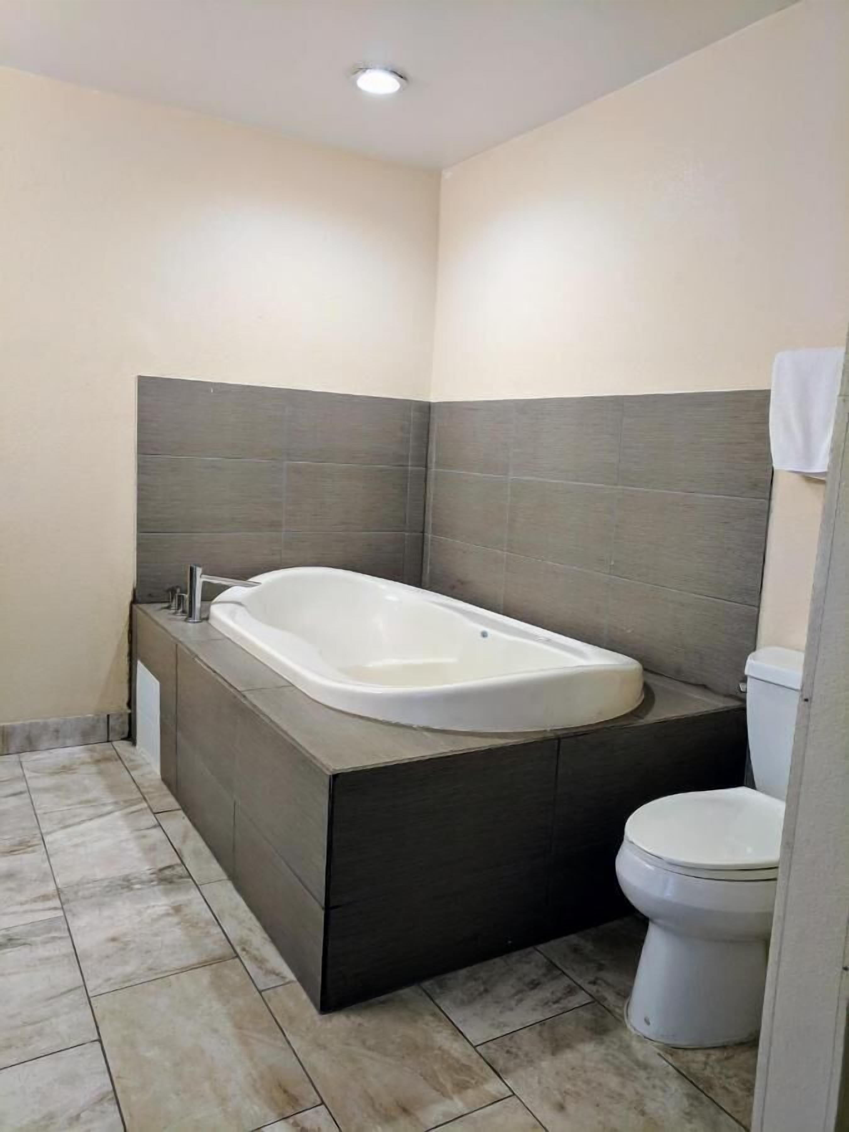Suite studio, 1 très grand lit, non-fumeur | Salle de bain | Articles de toilette (gratuits), séchoir à cheveux, serviettes fournies