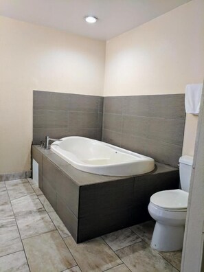 Studio Suite, 1 King Bed, Non Smoking | Bathroom | Free toiletries, hair dryer, towels, soap
