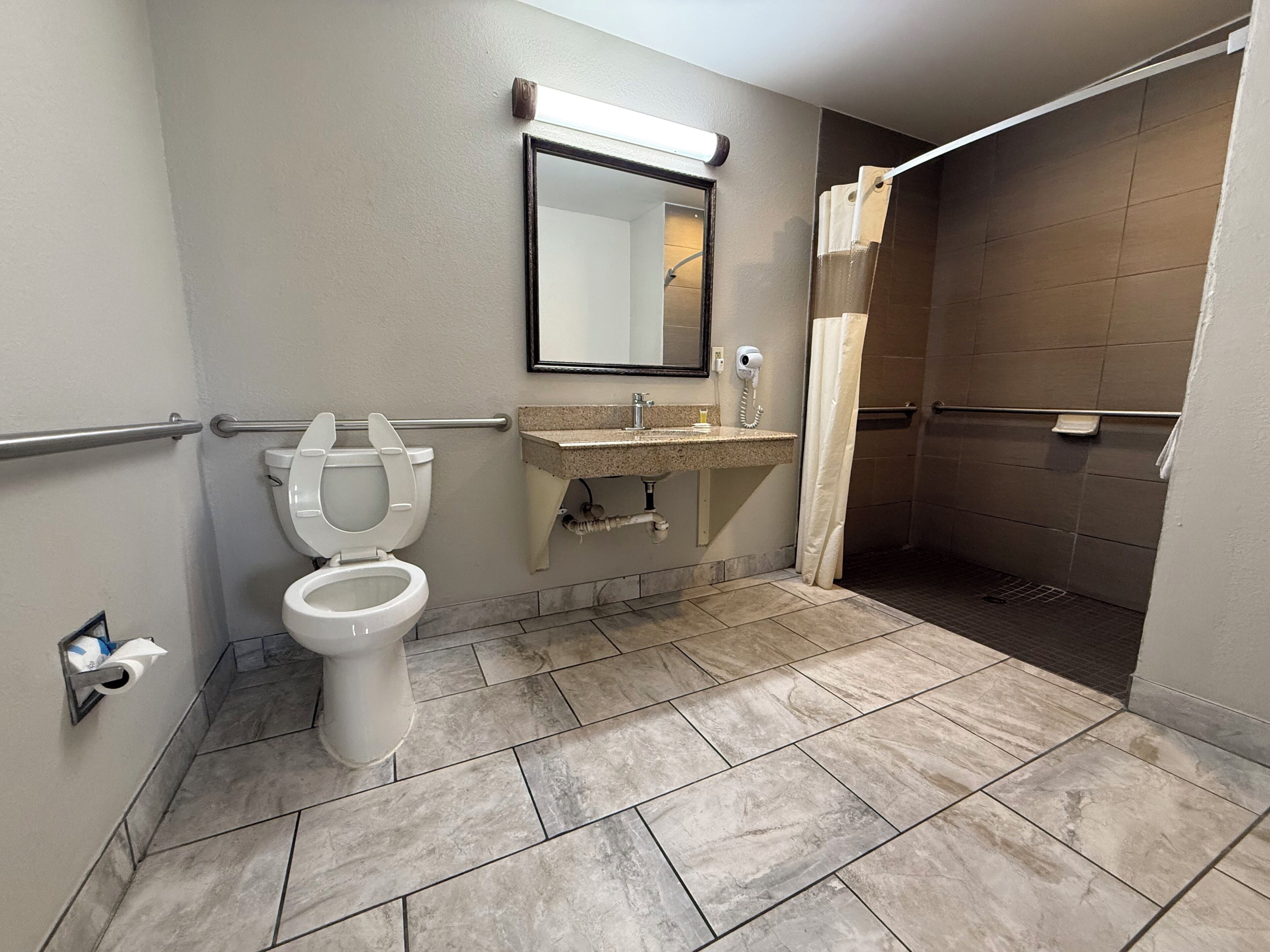 Standaard kamer, 1 kingsize bed, toegankelijk voor mindervaliden | Badkamer | Gratis toiletartikelen, een haardroger, handdoeken, zeep
