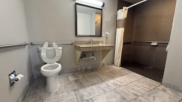 Standaard kamer, 1 kingsize bed, toegankelijk voor mindervaliden | Badkamer | Gratis toiletartikelen, een haardroger, handdoeken, zeep