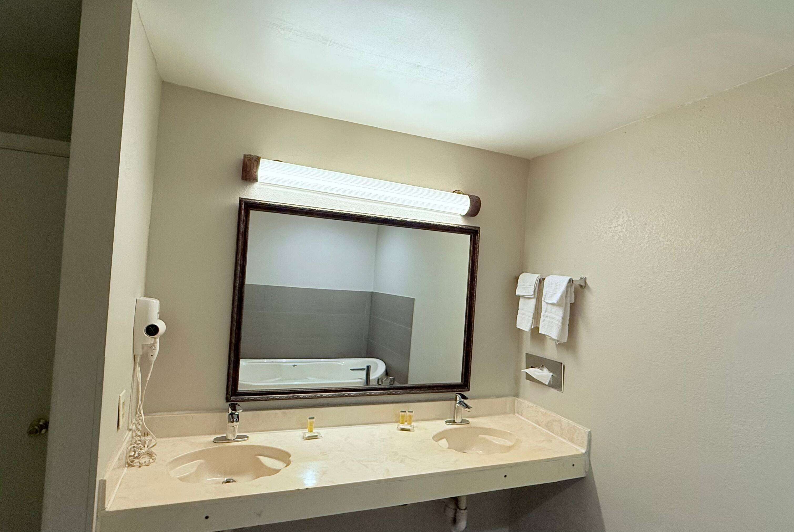 Studio Suite, 1 King Bed, Non Smoking | Bathroom | Free toiletries, hair dryer, towels, soap