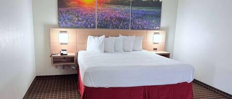 Skrivebord, blendingsgardiner og strykejern/-brett