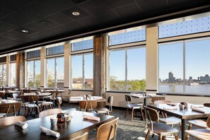 3 bars/lounges