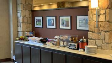 Tägliches Frühstücksbuffet (14.99 USD pro Person)