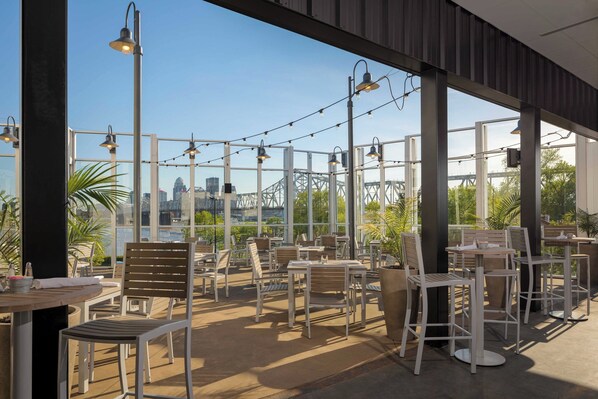 3 bars/lounges - Sheraton Louisville Riverside by Marriott (Jeffersonville)