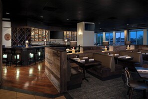 3 bars/lounges