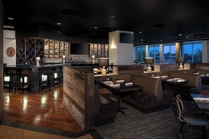 3 bars/lounges