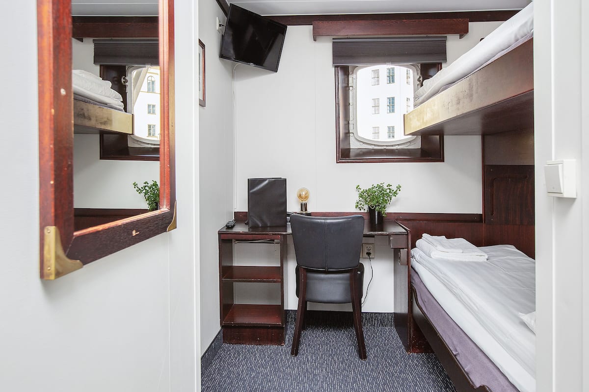 Double Cabin | Setrika/meja setrika, Wi-Fi gratis, dan didekorasi berbeda-beda