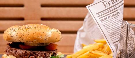 Una hamburguesa con papas fritas y un periódico.
