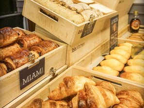 بوفيه فطور يوميًا بتكلفة قدرها (12.90 EUR للشخص)