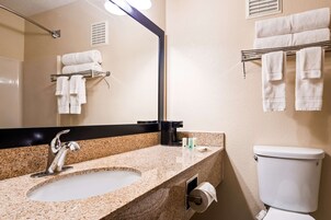 Ducha y bañera combinadas y artículos de higiene personal gratuitos