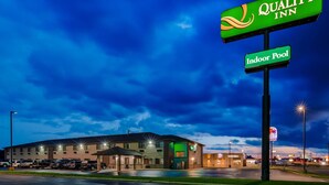 A Quality Inn hotel with an indoor pool, a parking lot, and a Taco Bell across the street. - Quality Inn Tomah (Tomah)