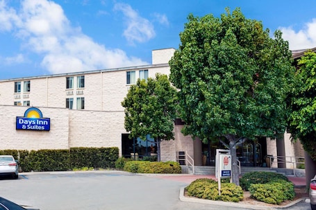 Exterior. Days Inn & Suites by Wyndham Fullerton