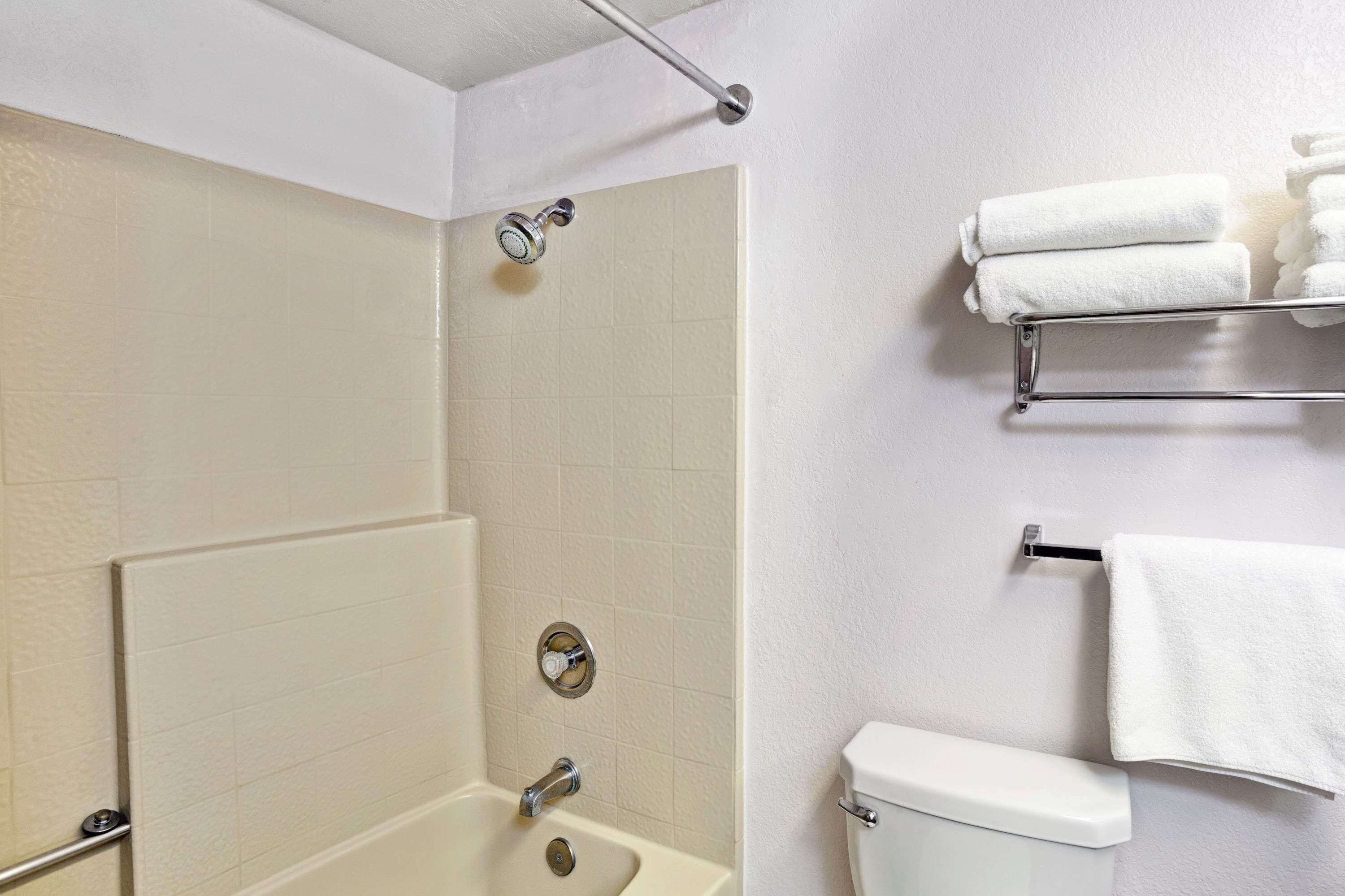 combined shower/bathtub, hair dryer, towels