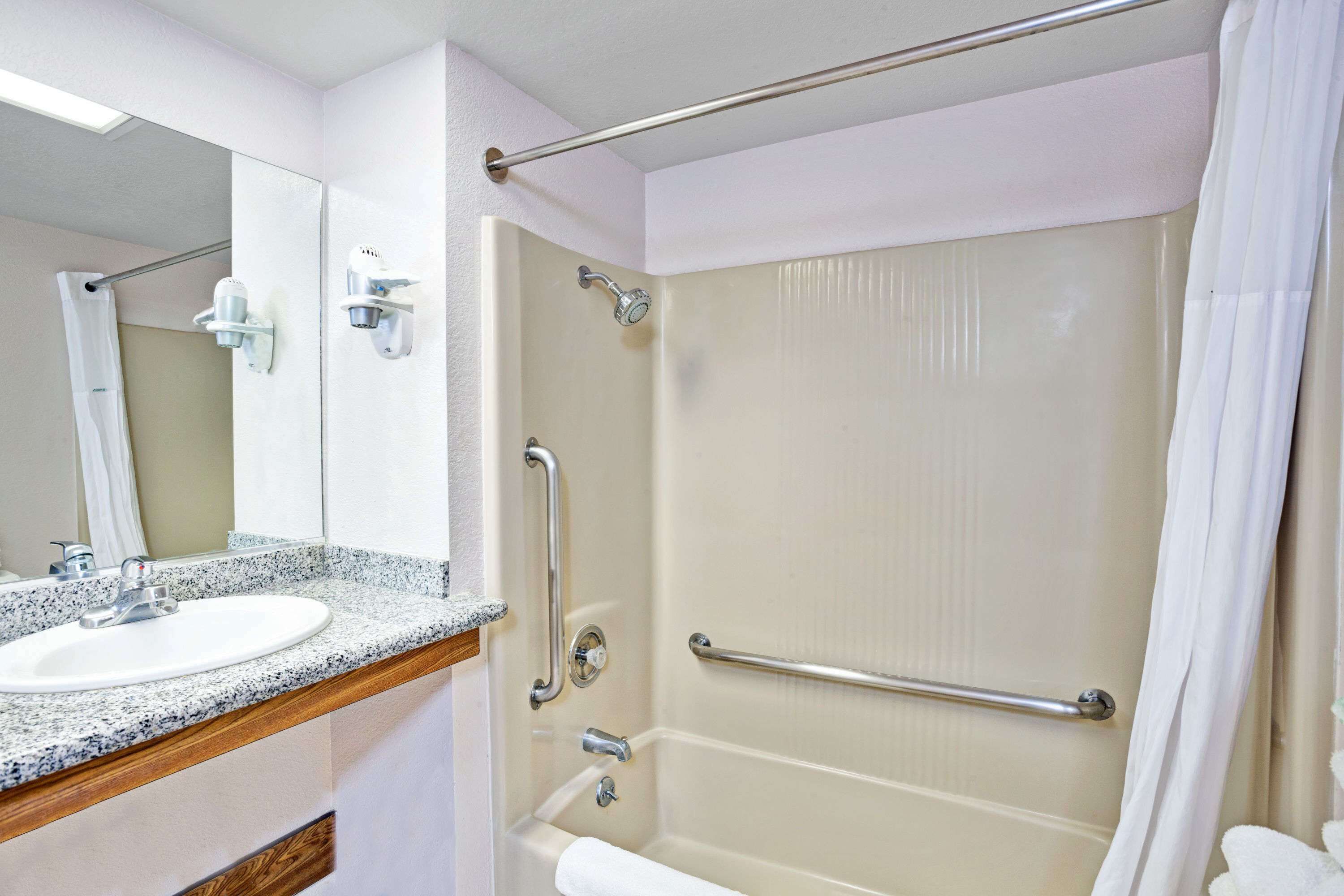 combined shower/bathtub, hair dryer, towels