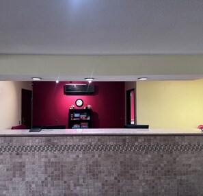 Lobby - Budget Inn (Ithaca)