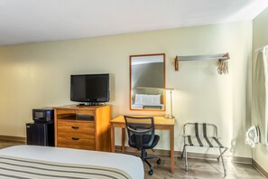 Hypo-allergenic bedding, down duvets, desk, blackout curtains - Budget Inn (Ithaca)