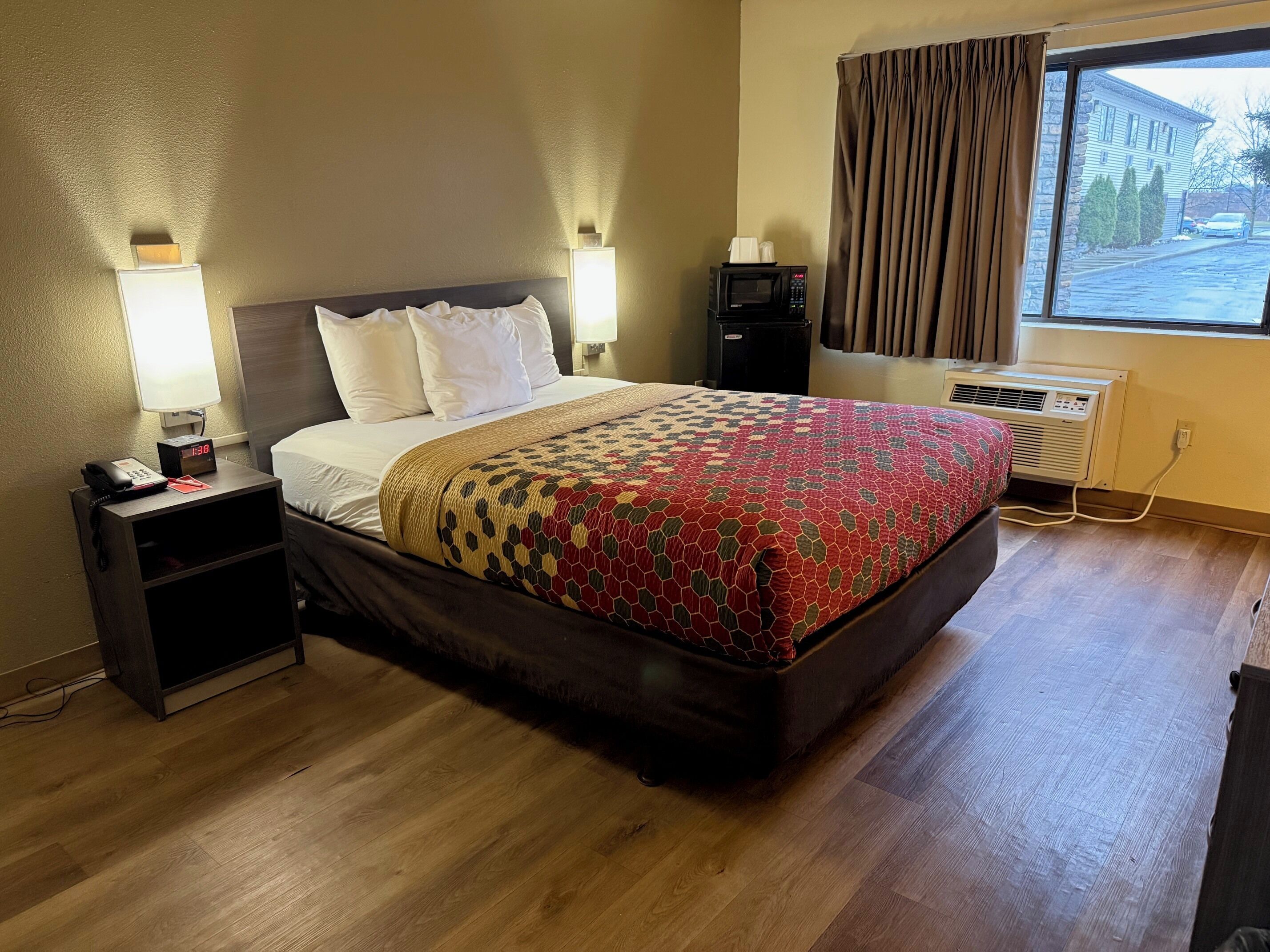 Seprai antialergi, selimut bulu angsa, dan meja kerja