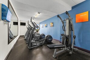 A gym with treadmills, a bench press, and a wall-mounted mirror. - Comfort Inn Lehigh Valley West - Allentown (Allentown)