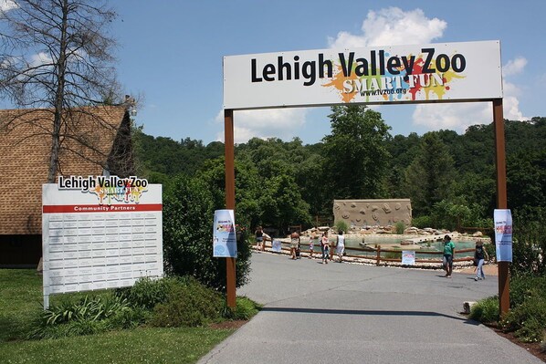 The entrance to Lehigh Valley Zoo with a signboard listing community partners. - Comfort Inn Lehigh Valley West - Allentown (Allentown)