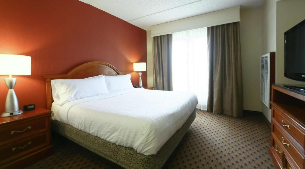 Premium bedding, in-room safe, desk, iron/ironing board
