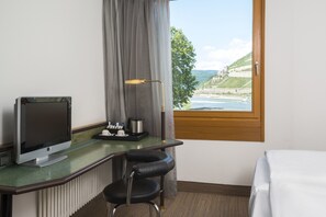 Seprai premium, bantalan ekstra lembut, brankas, dan meja kerja