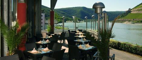 Lunch and dinner served, al fresco dining