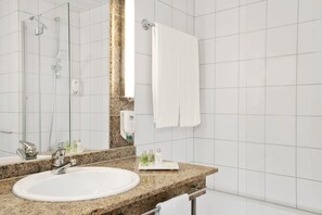Articles de toilette écologiques, séchoir à cheveux, pantoufles