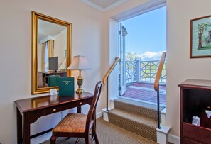 Balcony Queen | 1 bedroom, hypo-allergenic bedding, in-room safe, desk
