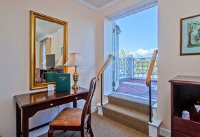 Balcony Queen | Ropa de cama hipoalergénica, caja fuerte, escritorio