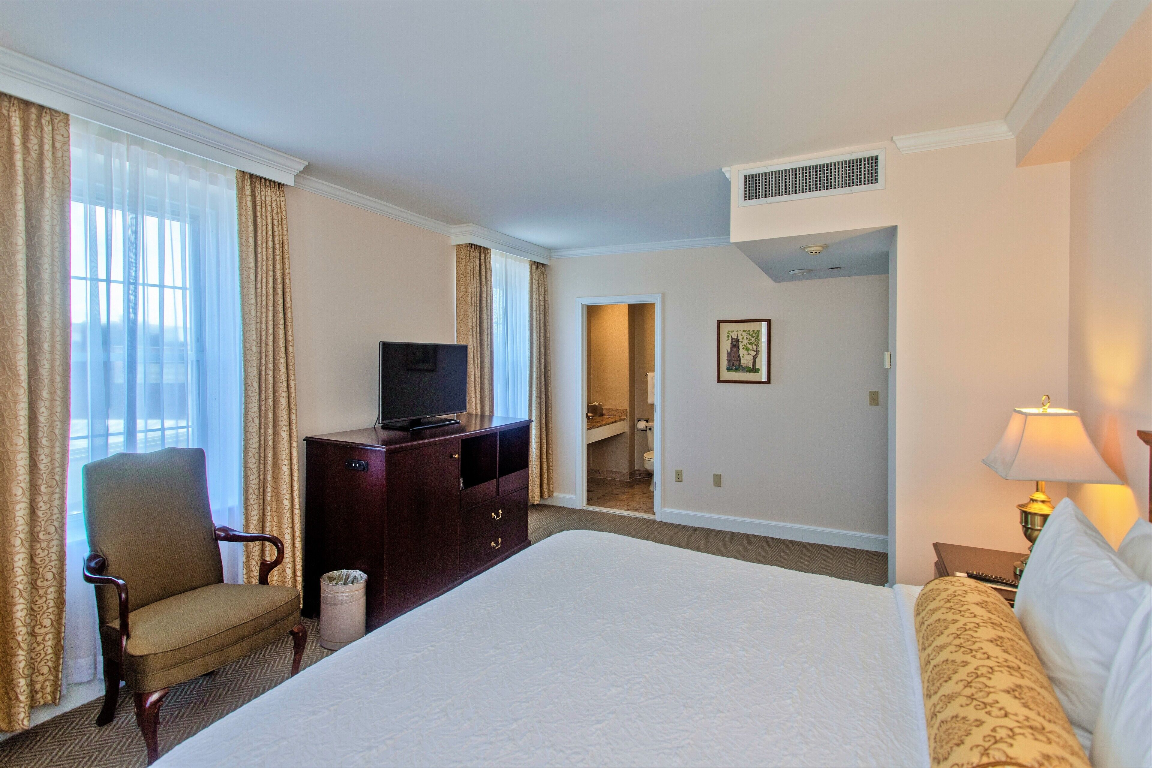 basic room, 1 king bed | hypo-allergenic bedding, in-room safe, desk, laptop workspace