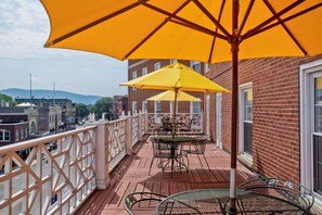 Balcony Queen | Living area | 32-inch flat-screen TV with cable channels, TV - Hotel Northampton (Northampton)