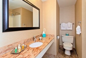 Standaard kamer | Badkamer | Een bad/douchecombinatie, designer toiletartikelen, een haardroger