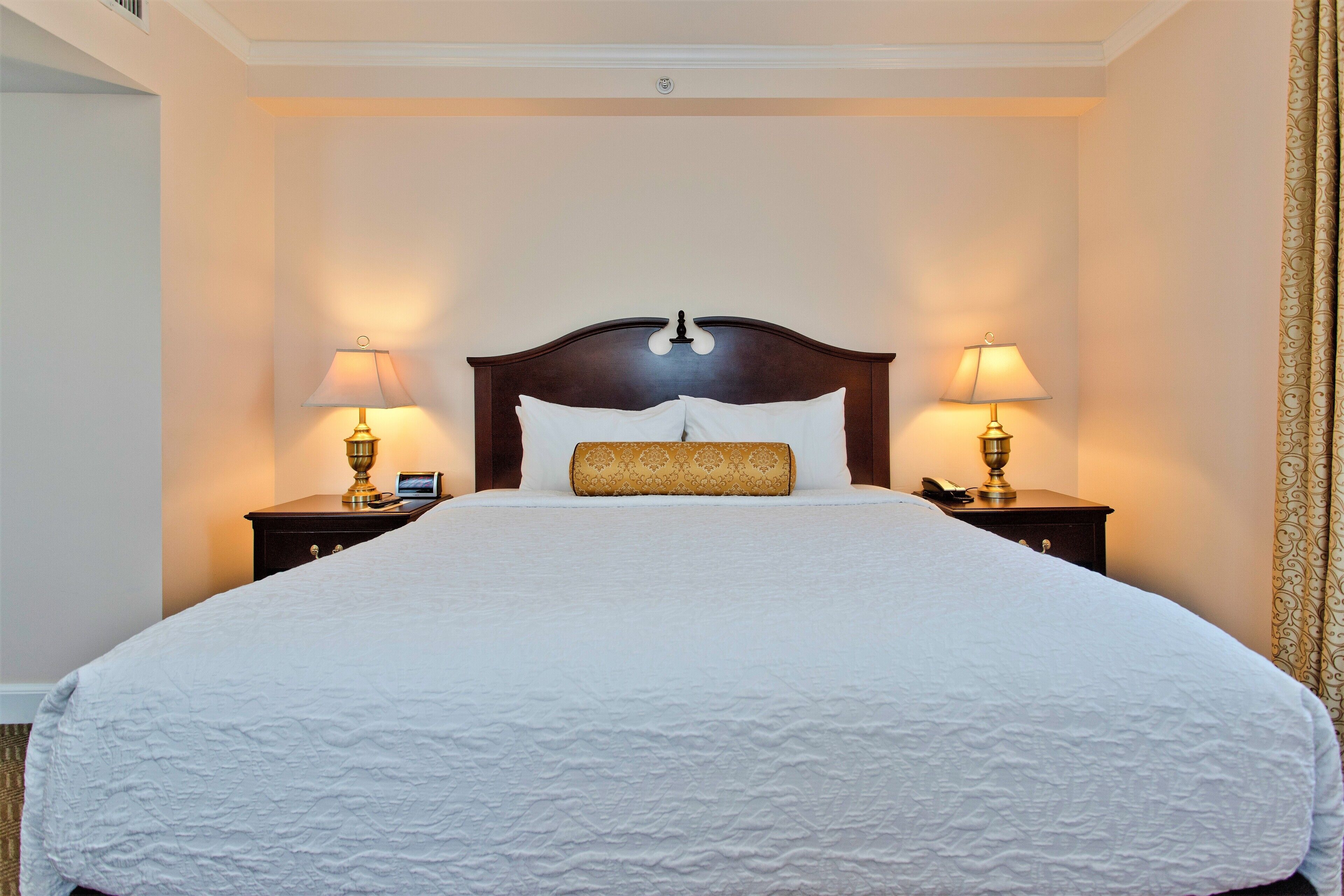 basic room, 1 king bed | hypo-allergenic bedding, in-room safe, desk, laptop workspace