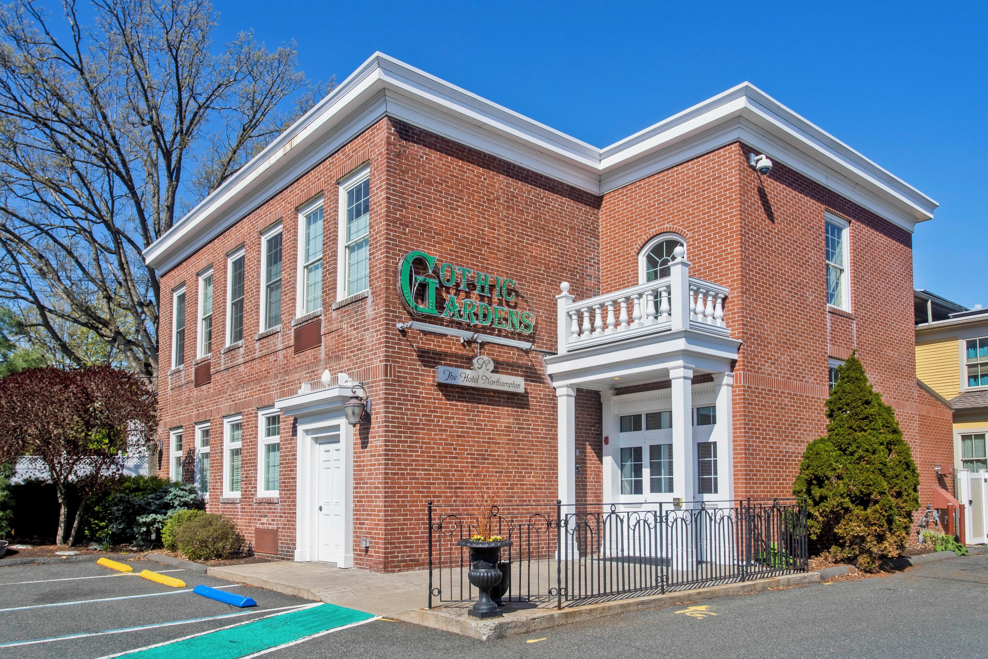 gothic garden queen | hypo-allergenic bedding, in-room safe, desk, laptop workspace