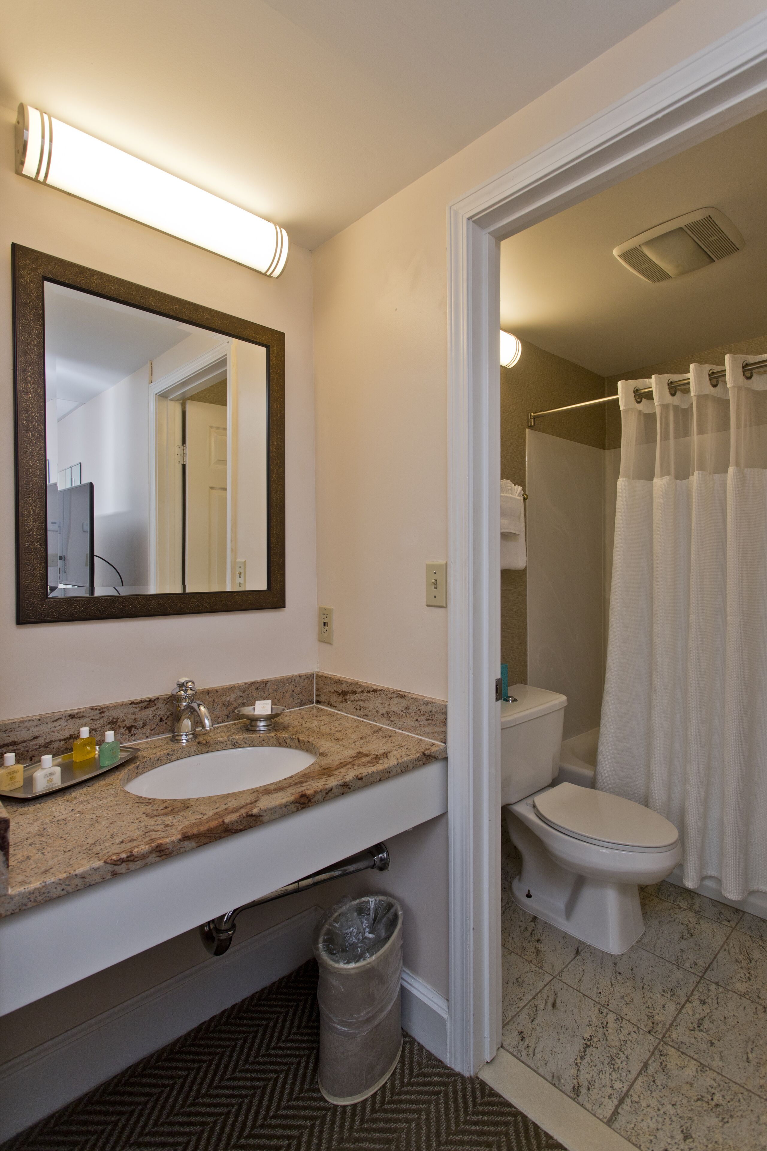 room, 1 double bed | bathroom | combined shower/bathtub, designer toiletries, hair dryer, dressing gowns