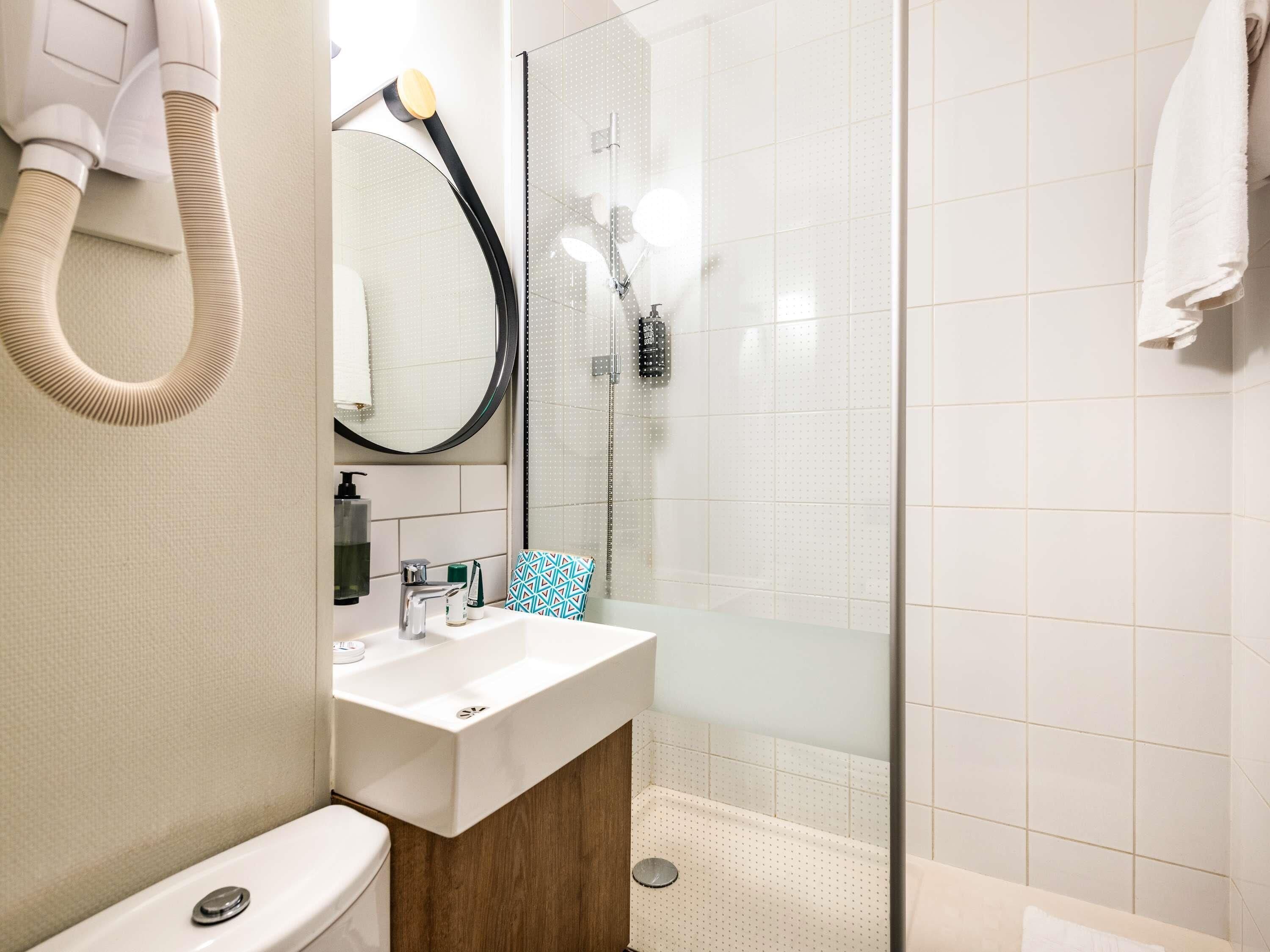 办公桌、笔记本电脑工作区、免费 WiFi、床单