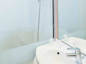 Douche, articles de toilette écologiques, séchoir à cheveux